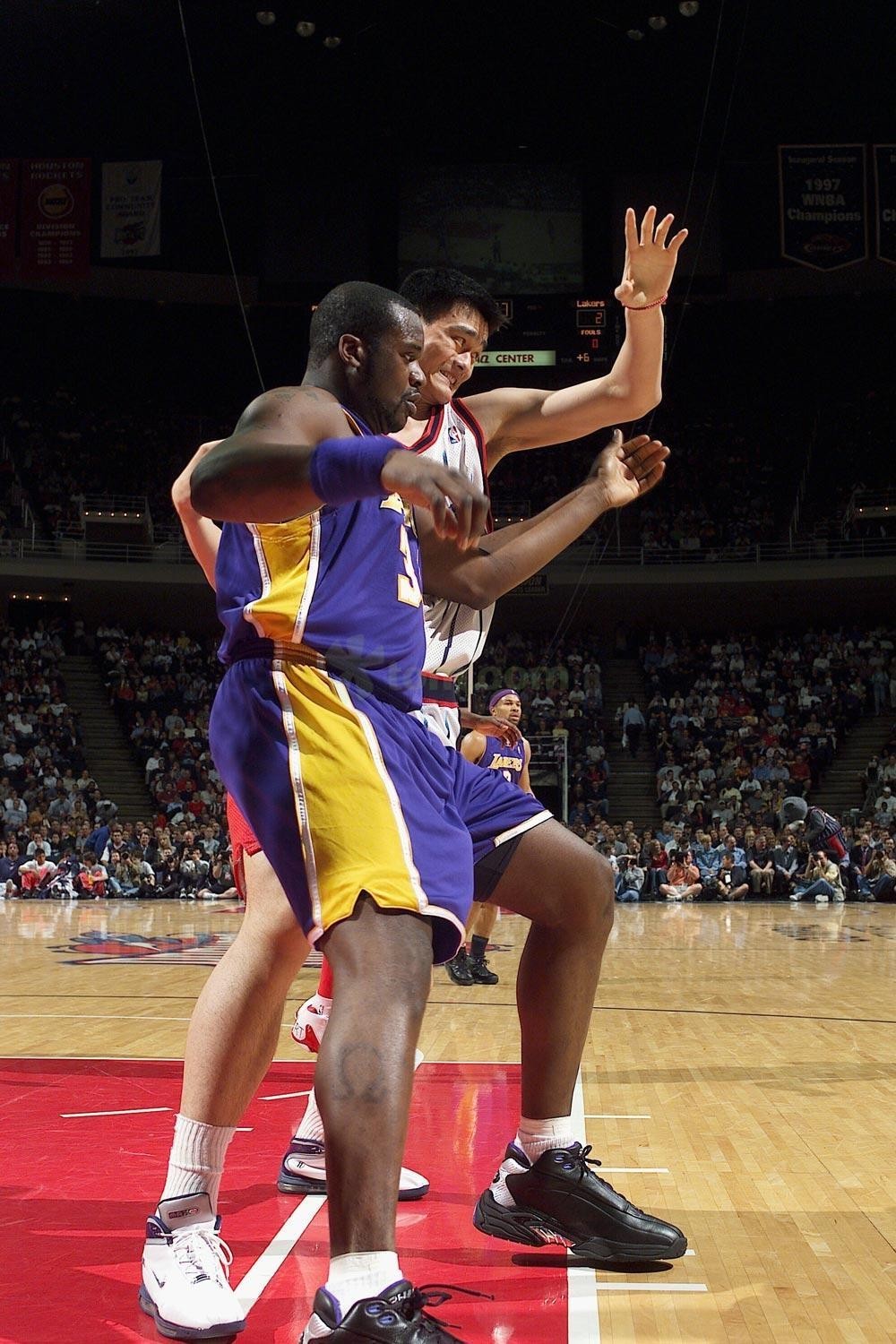 在半空间设 在半空间设